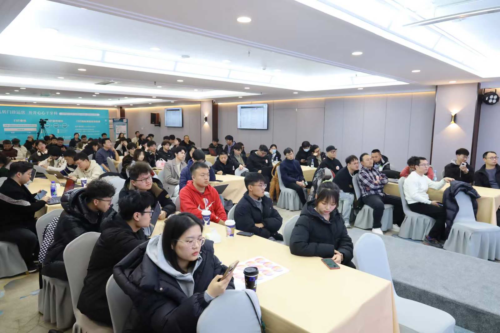 主持郑州 AI 切磋大会 DeepSeek 专场配图