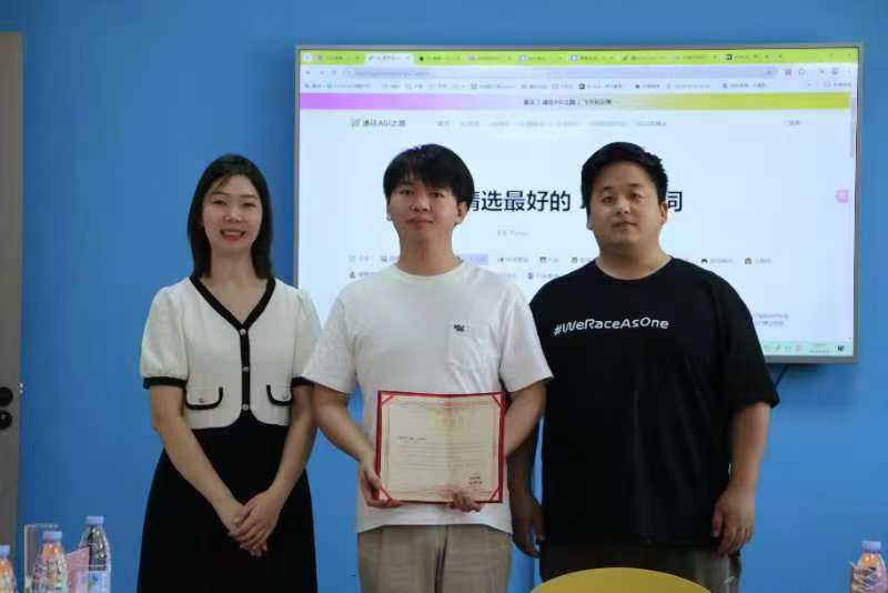 为郑州百年职校开展公益AI培训配图 2