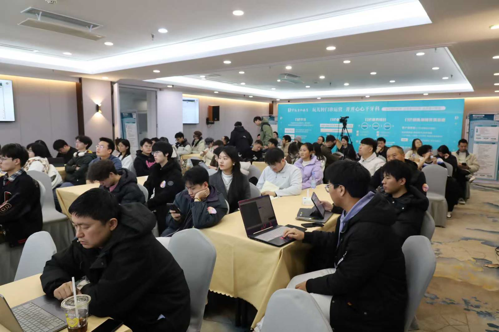 主持郑州 AI 切磋大会 DeepSeek 专场配图 2